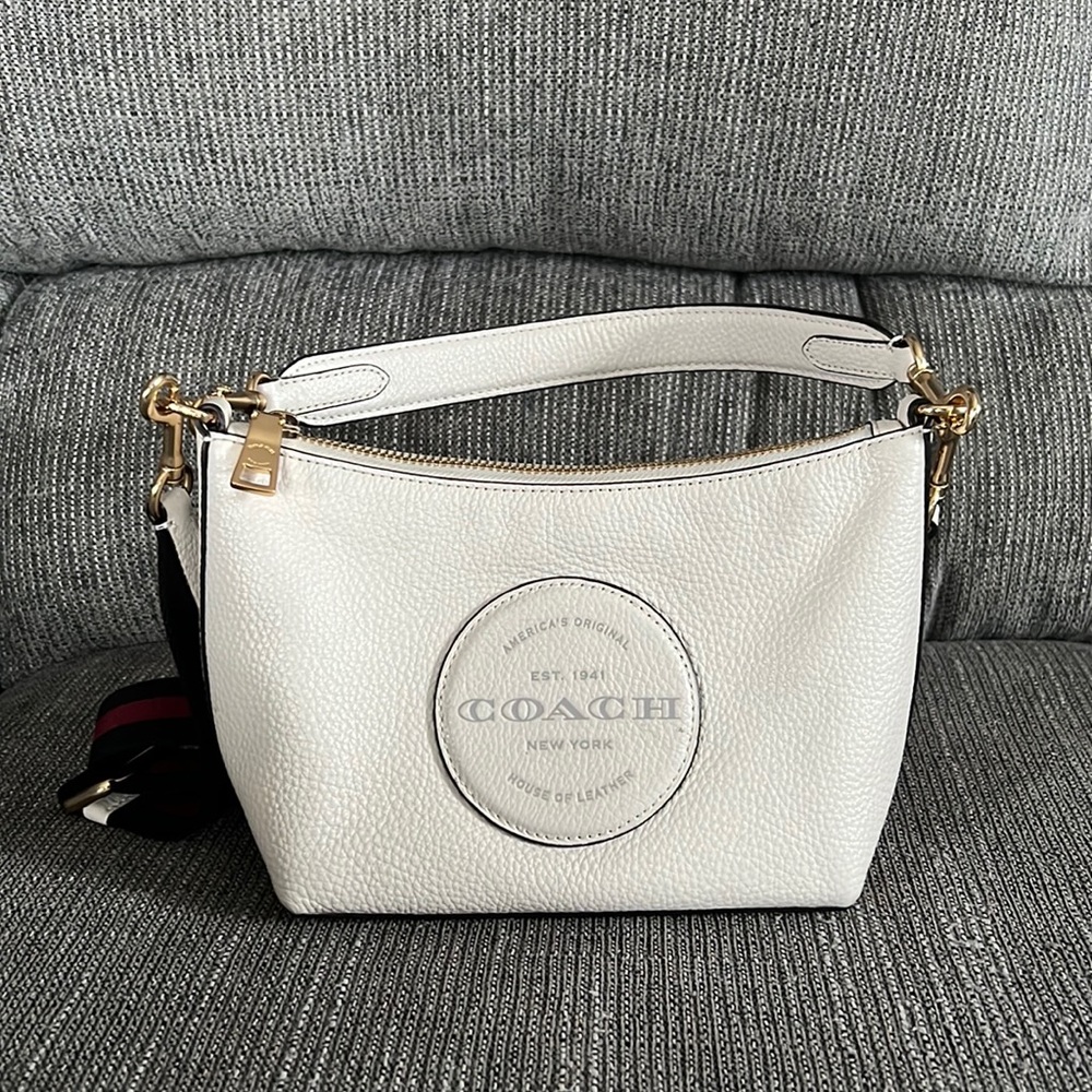 White coach Dempsey shoulder bag. EUC
